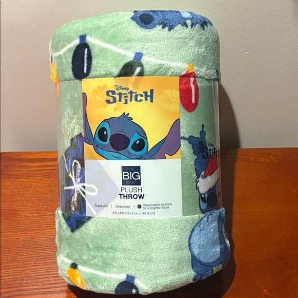 Disney’s Stitch Christmas Throw Blanket - Picture 6 of 9